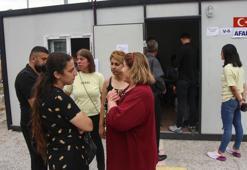 Depremzede seçmenler konteynerde oy kullandı.