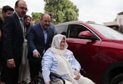 Bakan Varank, yürüme zorluğu çeken 70 yaşındaki kadını Togg ile sandığa getirdi