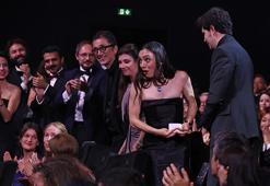 Merve Dizdar Cannes'da en iyi kadın oyuncu ödülünü aldı! Ünlülerden tebrik mesajları yağdı