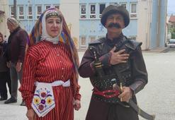Yöresel ve alp kıyafeti giyip sandığa geldiler