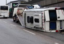Bursa'da minibüs, midibüse ve bariyerlere çarpıp devrildi