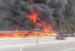 Antalya'da devrilen boya ve tiner yüklü TIR, alev alev yandı