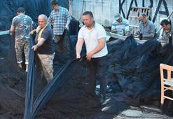 Karadeniz’de ağ mesaisi başladı, balıkçılar ağlarını onarıyor
