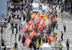 İsveç'te yine skandal görüntü! Terör örgütü destekçileri yeni terör yasasını protesto etti