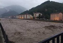 Kastamonu'da dere suları yükseldi, iş yeri ve evleri su bastı