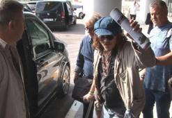 Johnny Depp ABD&#39;deki &#252;&#231; konserini iptal etmişti koltuk değneğiyle T&#252;rkiye&#39;ye geldi