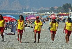 Onları gören erkekler boğulma numarası yapıyor