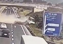 Damperi açık kalan kamyon üst geçide takıldı, karşı şeride geçip şarampole uçtu