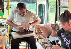 Karavanları işyerleri oldu! Ürettikleri ürünleri satarak dünyayı geziyorlar