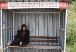 Divane aşık, 24 yıldır aynı durakta sevdiği kadını bekliyor