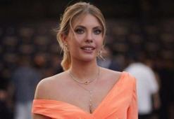 Eda Ece alüminyum folyo giymiş dediler! Ünlü oyuncu Eda Ece sahnede kahkaha attırdı!