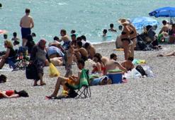 Antalya'da sahil doldu; YKS'den çıkıp denize gittiler