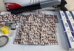 İzmir’de 95 gram metamfetamin, 416 sentetik hap ele geçirildi