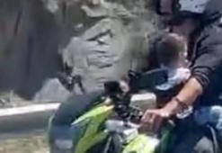Motosikletli kuryenin tehlikeli yolculuğu! Bebeğin canını hiçe saydı