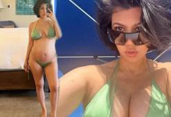 Kourtney Kardashian bikinisiyle ayna karşısında!