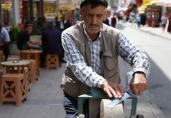 Sokak sokak gezip, bıçak bileyerek ekmek parasını kazanıyor