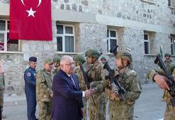 Bakan Güler askerlerle bayramlaştı