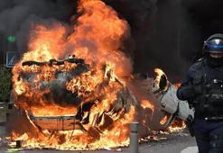 Fransa&#39;da kriz b&#252;y&#252;yor! Gece saatlerinde sokağa &#231;ıkma yasağı getirildi