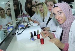 Kadınların gelir kapısı oldu! Hem meslek öğrenip hem harçlık alıyorlar