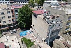 Asrın felaketinde arkaya eğim alan apartman mahalleliye korku yaşatıyor