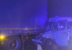 Güreşçileri taşıyan minibüs TIR'a çarptı! Yaralılar var