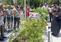 15 Temmuz kahramanı Ömer Halisdemir'in kabrinde dua ettiler