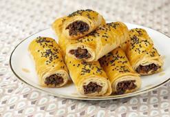 Kahvaltıda çayla, öğlen buz gibi ayranla gidiyor! Yaz kahvaltısına yakışan çıtır kıymalı börek tarifi