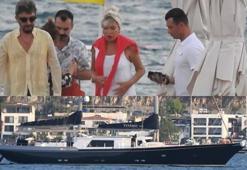 Ajda Pekkan mayolu pozuyla gençlere taş çıkarttı!