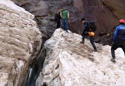 Hakkari'de buzul kabusu! 12 kişilik ekip bölgeye gönderildi: Kaybolan 2 kişiden birinin cansız bedenine ulaşıldı