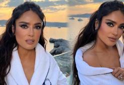 Salma Hayek pembe mayolu pozlarını paylaştı!