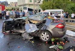 Otomobil, meyve yüklü kamyonete arkadan çarptı: 2 ölü