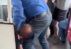 Tramvayda dehşet anları! Bıçaklı kavgada bir kişi yaralandı