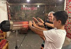 Termometreler 45 dereceyi gösterirken onlar sobayla ısınıyor