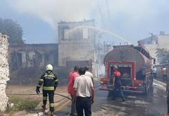 Tarihi bina alev alev yandı