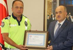 'Ölürsen annene, babana biz ne diyeceğiz yavrum' diyerek motosikletliye nasihat veren polis memuruna başarı belgesi