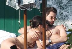 Hande Erçel Mikanos'tan paylaştı! Mavi file elbisesiyle olay yarattı