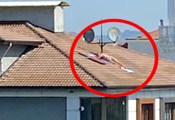 Çatıda çıplak halde güneşlendi! Polisleri fark edince hemen kaçtı