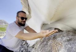 Kavurucu sıcak altında kar sürprizi! Kendini buz gibi suya bıraktı