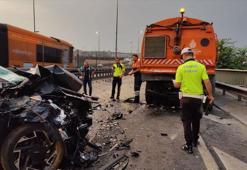 Haliç Köprüsü'nde lüks otomobil yol temizleme aracına çarptı: 2 yaralı