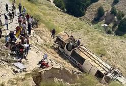 Kars'ta yolcu otobüsü viyadükten uçtu; ölü ve yaralılar var