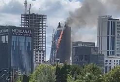 Ataşehir'de 17 katlı iş merkezinin dış cephesinde yangın çıktı