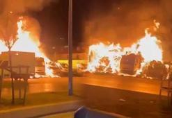 Bakırköy Veliefendi Hipodrumu önünde yarış atlarını taşıyan 5 kamyonet yandı