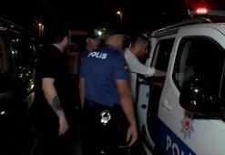 Kadıköy'de olaylı gece! Denetime takılan alkollü sürücünün arkadaşları polise zor anlar yaşattı