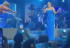 Demet Akalın, düet yaptığı Ebru Gündeş'in sesini duyunca önünde eğildi