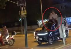 Otomobilin tavanında tehlikeli yolculuk kamerada