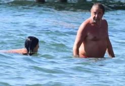 Ünlü oyuncu Hakan Meriçliler'den pahalılığa çözüm: Sevgilisiyle halk plajına gitti