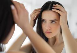 Saç dökülmesine neden oluyor! Bakım yaparken dökülmeyi kronik hale getirmeyin