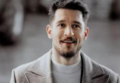 Uraz Kaygılaroğlu kendinden geçti: Sokak müzisyeniyle düet yaptığı anlar gündem oldu