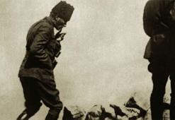 Zaferin simgesi haline gelen fotoğraf: 'Geceler süren yorgunluğuna rağmen ayaktaydı'