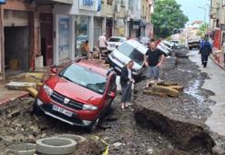 Samsun'da sel: Yollar çöktü, caddeler göle döndü